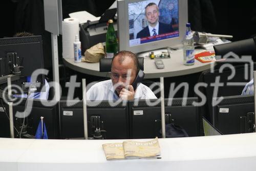 Frankfurt am Main, den 11.01.2008
Foto: Boersenmakler vor ihren Bildschirmen im
Handelssaal der Deutschen Boerse AG in Frankfurt
am Main.
Copyright by: Reiner Zensen,
Gallierweg 15,53117 Bonn,
Tel.0170-8119315 
Mail: photo@reinerzensen.de
{Postbank Koeln, Konto-Nr.425811505;
Blz 37010050,
IBAN DE21 3701 0050 0425 8115 05
BIC PBNKDEFF
Veroeffentlichung gegen Honorar plus 7% Mwst.,Steuer-Nr. 205/5336/1051,Finanzamt Bonn-Innenstadt}, {Honorarpflichtiges Pressebild,Verwendung gegen Honorar nach Vereinbarung u.Belegexemplar.Keine Weitergabe an Dritte,keine Syndikation,keine Aufnahme in Archive oder Datenbanken,welche Dritten offenstehen.}, {No Syndication,no passing on to third parties,no taking up in archives or databanks,which are open to anyone}.