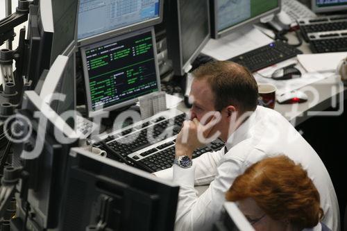 Frankfurt am Main, den 11.01.2008
Foto: Boersenmakler vor ihren Bildschirmen im
Handelssaal der Deutschen Boerse AG in Frankfurt
am Main.
Copyright by: Reiner Zensen,
Gallierweg 15,53117 Bonn,
Tel.0170-8119315 
Mail: photo@reinerzensen.de
{Postbank Koeln, Konto-Nr.425811505;
Blz 37010050,
IBAN DE21 3701 0050 0425 8115 05
BIC PBNKDEFF
Veroeffentlichung gegen Honorar plus 7% Mwst.,Steuer-Nr. 205/5336/1051,Finanzamt Bonn-Innenstadt}, {Honorarpflichtiges Pressebild,Verwendung gegen Honorar nach Vereinbarung u.Belegexemplar.Keine Weitergabe an Dritte,keine Syndikation,keine Aufnahme in Archive oder Datenbanken,welche Dritten offenstehen.}, {No Syndication,no passing on to third parties,no taking up in archives or databanks,which are open to anyone}.