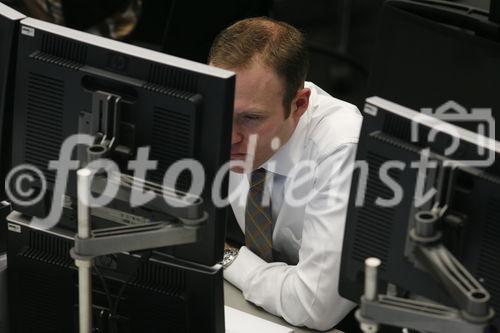 Frankfurt am Main, den 11.01.2008
Foto: Boersenmakler vor ihren Bildschirmen im
Handelssaal der Deutschen Boerse AG in Frankfurt
am Main.
Copyright by: Reiner Zensen,
Gallierweg 15,53117 Bonn,
Tel.0170-8119315 
Mail: photo@reinerzensen.de
{Postbank Koeln, Konto-Nr.425811505;
Blz 37010050,
IBAN DE21 3701 0050 0425 8115 05
BIC PBNKDEFF
Veroeffentlichung gegen Honorar plus 7% Mwst.,Steuer-Nr. 205/5336/1051,Finanzamt Bonn-Innenstadt}, {Honorarpflichtiges Pressebild,Verwendung gegen Honorar nach Vereinbarung u.Belegexemplar.Keine Weitergabe an Dritte,keine Syndikation,keine Aufnahme in Archive oder Datenbanken,welche Dritten offenstehen.}, {No Syndication,no passing on to third parties,no taking up in archives or databanks,which are open to anyone}.