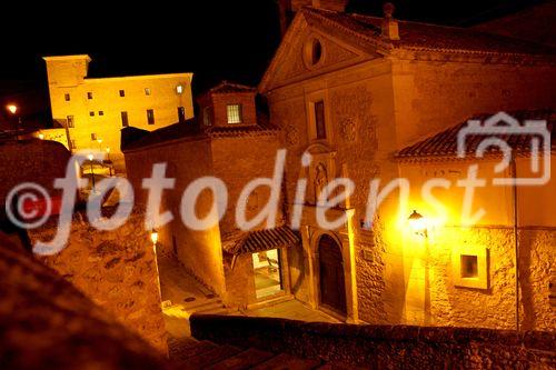 Die nachts beleuchteten historischen Häuser im La Cuenca. The cathedral in the world heritage site Cuenca at night