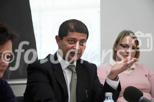 (C) fotodienst/Gudrun Krieger - Wien 03.12.2008 - Pressekonferenz - PAP Ratgeber-Paket - 60.000 Frauen jährlich mit unklarem Krebsabstrich konfrontiert: li nach re:  Dr. Michael Elnekheli (Facharzt für Frauenheilkunde und Geburtshilfe in Wien, Präsident d. Berufsverbandes Österreichischer GynäkologInnen (BÖG)), Patricia Mader (Betroffene)