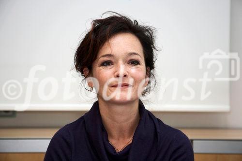 (C) fotodienst/Gudrun Krieger - Wien 03.12.2008 - Pressekonferenz - PAP Ratgeber-Paket - 60.000 Frauen jährlich mit unklarem Krebsabstrich konfrontiert: Katharina Stemberger (Vorsitzende und Initiatorin der Österreichischen Initiative gegen Gebärmutterhalskrebs)