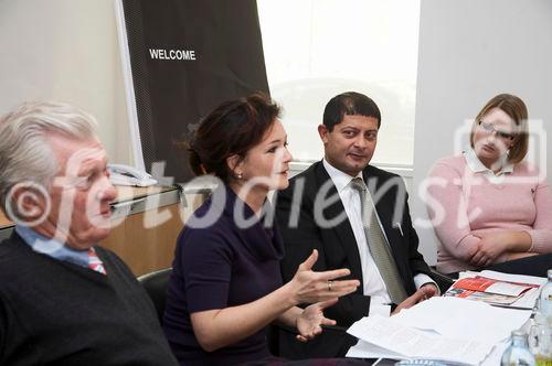 (C) fotodienst/Gudrun Krieger - Wien 03.12.2008 - Pressekonferenz - PAP Ratgeber-Paket - 60.000 Frauen jährlich mit unklarem Krebsabstrich konfrontiert: li nach re:  Univ -Prof. Dr. Sepp Leodolter (Klinische Abt. f. allg. Gynäkologie und gynäkologische Onkologie an der mediz. Univ. Wien), Katharina Stemberger (Vorsitzende und Initiatorin der Österreichischen Initiative gegen Gebärmutterhalskrebs), Dr. Michael Elnekheli (Facharzt für Frauenheilkunde und Geburtshilfe in Wien, Präsident d. Berufsverbandes Österreichischer GynäkologInnen (BÖG)), Patricia Mader (Betroffene)