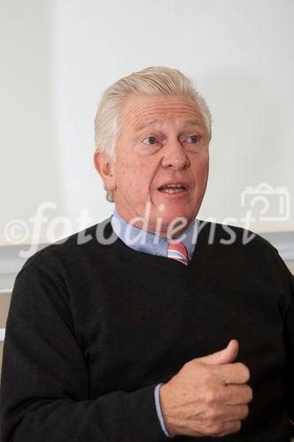 (C) fotodienst/Gudrun Krieger - Wien 03.12.2008 - Pressekonferenz - PAP Ratgeber-Paket - 60.000 Frauen jährlich mit unklarem Krebsabstrich konfrontiert:   Univ -Prof. Dr. Sepp Leodolter (Klinische Abt. f. allg. Gynäkologie und gynäkologische Onkologie an der mediz. Univ. Wien), Katharina Stemberger (Vorsitzende und Initiatorin der Österreichischen Initiative gegen Gebärmutterhalskrebs)