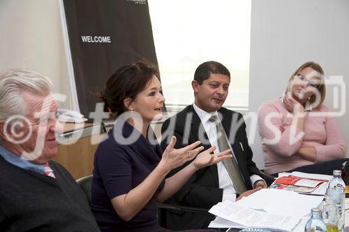 (C) fotodienst/Gudrun Krieger - Wien 03.12.2008 - Pressekonferenz - PAP Ratgeber-Paket - 60.000 Frauen jährlich mit unklarem Krebsabstrich konfrontiert: li nach re:  Univ -Prof. Dr. Sepp Leodolter (Klinische Abt. f. allg. Gynäkologie und gynäkologische Onkologie an der mediz. Univ. Wien), Katharina Stemberger (Vorsitzende und Initiatorin der Österreichischen Initiative gegen Gebärmutterhalskrebs), Dr. Michael Elnekheli (Facharzt für Frauenheilkunde und Geburtshilfe in Wien, Präsident d. Berufsverbandes Österreichischer GynäkologInnen (BÖG)), Patricia Mader (Betroffene)