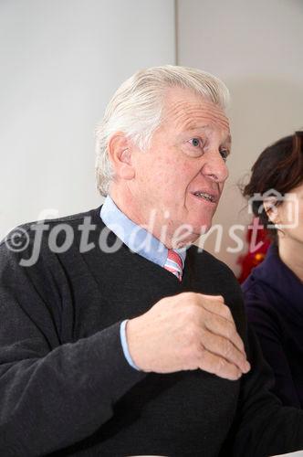 (C) fotodienst/Gudrun Krieger - Wien 03.12.2008 - Pressekonferenz - PAP Ratgeber-Paket - 60.000 Frauen jährlich mit unklarem Krebsabstrich konfrontiert:   Univ -Prof. Dr. Sepp Leodolter (Klinische Abt. f. allg. Gynäkologie und gynäkologische Onkologie an der mediz. Univ. Wien), Katharina Stemberger (Vorsitzende und Initiatorin der Österreichischen Initiative gegen Gebärmutterhalskrebs)