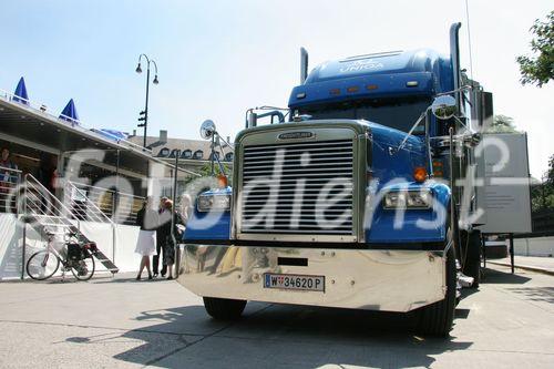 (C) fotodienst/Anna Rauchenberger - Wien 13.06.2006 - Rund 27% der Führungskräfte bestätigen laut Umfrage gesundheitliche Probleme. FOTO: Gesundheits-Check im UNIQA-Truck.