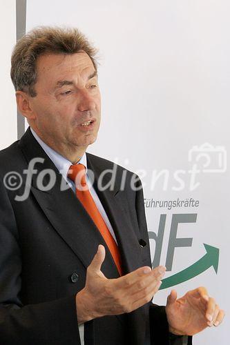 (C) fotodienst/Anna Rauchenberger - Wien 13.06.2006 - Rund 27% der Führungskräfte bestätigen laut Umfrage gesundheitliche Probleme. FOTO: Komm.Rat Viktor Wagner (Stv. WdF-Bundesvorsitzender und GF der REIWAG Gebäudeservice GmbH).