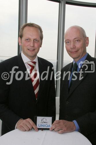 Axel Preiss (Leiter der IBM Business Consulting Services) und Dr. Johannes Hajek (Vorstandssprecher der UNIQA Sachversicherung) präsentieren die Navi-Box.