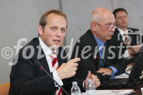 Axel Preiss (Leiter der IBM Business Consulting Services, links) und Dr. Johannes Hajek (Vorstandssprecher der UNIQA Sachversicherung) präsentieren die Navi-Box und mit ihr das dazugehörige Projekt 