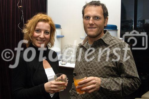 (C)fotodienst/Mag. Daniel Katzinger - Wien 12.12.2006 
Astl PR und Christian Ebert mit seinem Team der machbar laden ein zum Cocktail trinken für einen guten Zweck, von jedem Cocktail geht ein Anteil direkt an DIE GRUFT (Caritas- Einrichtung im 6.Bezirk)
Foto v.l.: Birgit E. Astl u. Gast