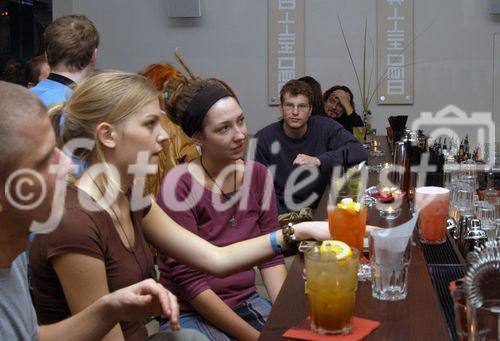 (C)fotodienst/Mag. Daniel Katzinger - Wien 12.12.2006 
Astl PR und Christian Ebert mit seinem Team der machbar laden ein zum Cocktail trinken für einen guten Zweck, von jedem Cocktail geht ein Anteil direkt an DIE GRUFT (Caritas- Einrichtung im 6.Bezirk)
Foto: Gäste