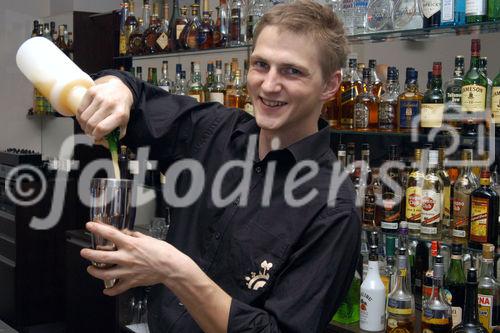 (C)fotodienst/Mag. Daniel Katzinger - Wien 12.12.2006 
Astl PR und Christian Ebert mit seinem Team der machbar laden ein zum Cocktail trinken für einen guten Zweck, von jedem Cocktail geht ein Anteil direkt an DIE GRUFT (Caritas- Einrichtung im 6.Bezirk)
Foto: machbar Team