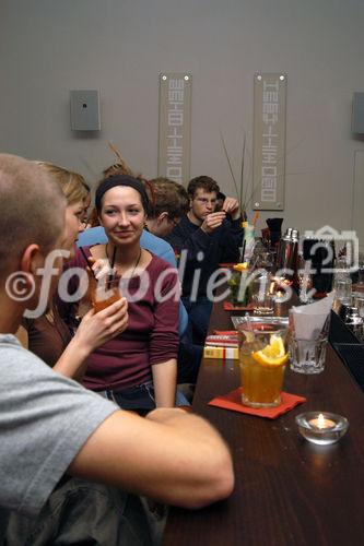 (C)fotodienst/Mag. Daniel Katzinger - Wien 12.12.2006 
Astl PR und Christian Ebert mit seinem Team der machbar laden ein zum Cocktail trinken für einen guten Zweck, von jedem Cocktail geht ein Anteil direkt an DIE GRUFT (Caritas- Einrichtung im 6.Bezirk)
Foto: Gäste