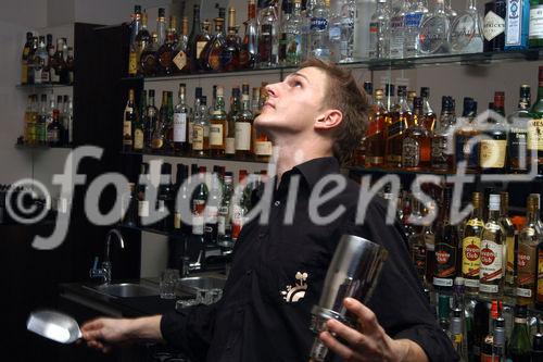 (C)fotodienst/Mag. Daniel Katzinger - Wien 12.12.2006 
Astl PR und Christian Ebert mit seinem Team der machbar laden ein zum Cocktail trinken für einen guten Zweck, von jedem Cocktail geht ein Anteil direkt an DIE GRUFT (Caritas- Einrichtung im 6.Bezirk)
Foto: machbar Team