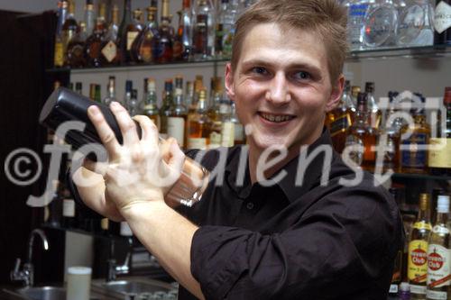 (C)fotodienst/Mag. Daniel Katzinger - Wien 12.12.2006 
Astl PR und Christian Ebert mit seinem Team der machbar laden ein zum Cocktail trinken für einen guten Zweck, von jedem Cocktail geht ein Anteil direkt an DIE GRUFT (Caritas- Einrichtung im 6.Bezirk)
Foto: machbar Team