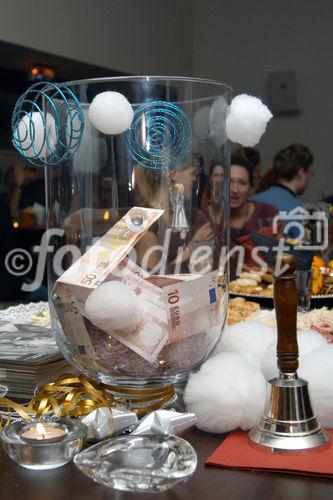 (C)fotodienst/Mag. Daniel Katzinger - Wien 12.12.2006 
Astl PR und Christian Ebert mit seinem Team der machbar laden ein zum Cocktail trinken für einen guten Zweck, von jedem Cocktail geht ein Anteil direkt an DIE GRUFT (Caritas- Einrichtung im 6.Bezirk)
Foto: Spendentopf u. Gäste