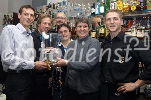 (C)fotodienst/Mag. Daniel Katzinger - Wien 12.12.2006 
Astl PR und Christian Ebert mit seinem Team der machbar laden ein zum Cocktail trinken für einen guten Zweck, von jedem Cocktail geht ein Anteil direkt an DIE GRUFT (Caritas- Einrichtung im 6.Bezirk)
Foto v.l.: Christian Ebert mit machbar Team u. Team ( DIE GRUFT)