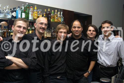 (C)fotodienst/Mag. Daniel Katzinger - Wien 12.12.2006 
Astl PR und Christian Ebert mit seinem Team der machbar laden ein zum Cocktail trinken für einen guten Zweck, von jedem Cocktail geht ein Anteil direkt an DIE GRUFT (Caritas- Einrichtung im 6.Bezirk)
Foto: machbar Team u. Gäste