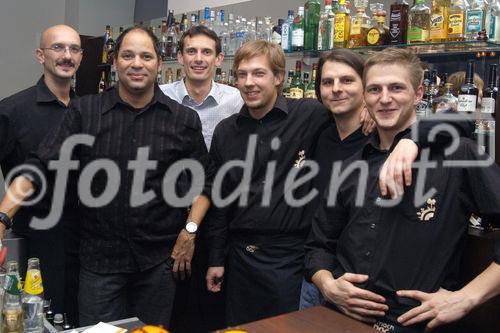 (C)fotodienst/Mag. Daniel Katzinger - Wien 12.12.2006 
Astl PR und Christian Ebert mit seinem Team der machbar laden ein zum Cocktail trinken für einen guten Zweck, von jedem Cocktail geht ein Anteil direkt an DIE GRUFT (Caritas- Einrichtung im 6.Bezirk)
Foto: machbar Team u. Gäste