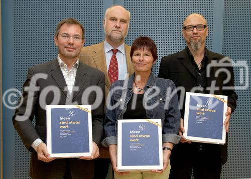 (C) fotodienst/Anna Rauchenberger - Wien - 11.09.2006 - Das Schulprogramm 'Ideen sind etwas wert' will Schülern geistiges Eigentum vermitteln. Mitdabei ist nur auch Filmwirtschaft, ebenso neu ist der Musikwettbewerb für Jugendliche 'Mozartino'. FOTO v.l.: Franz Medwenitsch (GF des Verbands der österreichischen Musikwirtschaft), Prof. Heribert Pröbstl (Leiter des pädagogischen Beirats), Prof. Regina Niedermayer (Lehrerin am Brigittenauer Gymnasium), Werner Müller (GF des Fachverbandes der Audiovisions- und Filmindustrie).