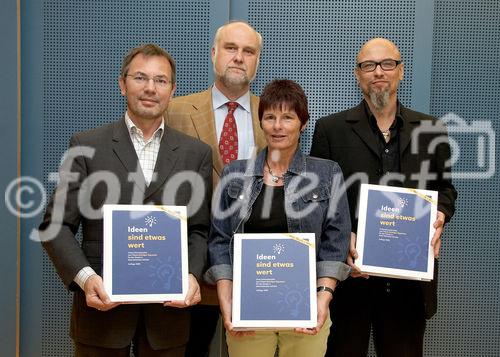 (C) fotodienst/Anna Rauchenberger - Wien - 11.09.2006 - Das Schulprogramm 'Ideen sind etwas wert' will Schülern geistiges Eigentum vermitteln. Mitdabei ist nur auch Filmwirtschaft, ebenso neu ist der Musikwettbewerb für Jugendliche 'Mozartino'. FOTO v.l.: Franz Medwenitsch (GF des Verbands der österreichischen Musikwirtschaft), Prof. Heribert Pröbstl (Leiter des pädagogischen Beirats), Prof. Regina Niedermayer (Lehrerin am Brigittenauer Gymnasium), Werner Müller (GF des Fachverbandes der Audiovisions- und Filmindustrie).