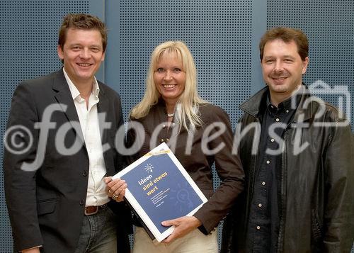 (C) fotodienst/Anna Rauchenberger - Wien - 11.09.2006 - Das Schulprogramm 'Ideen sind etwas wert' will Schülern geistiges Eigentum vermitteln. Mitdabei ist nur auch Filmwirtschaft, ebenso neu ist der Musikwettbewerb für Jugendliche 'Mozartino'. FOTO v.l.: Mag. Thomas Böhm (Pressesprecher IFPI Austria), Andreja Ernst (Mozartino), Michael Ernst (Mozartino).
