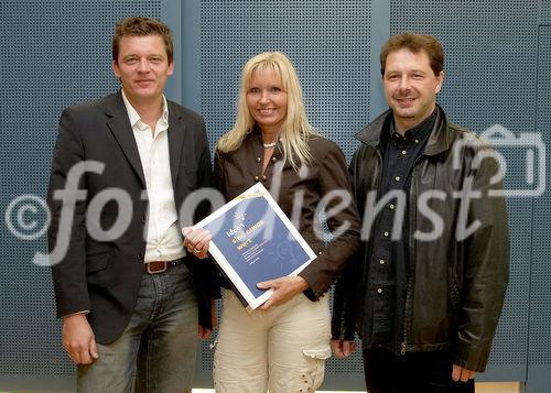 (C) fotodienst/Anna Rauchenberger - Wien - 11.09.2006 - Das Schulprogramm 'Ideen sind etwas wert' will Schülern geistiges Eigentum vermitteln. Mitdabei ist nur auch Filmwirtschaft, ebenso neu ist der Musikwettbewerb für Jugendliche 'Mozartino'. FOTO v.l.: Mag. Thomas Böhm (Pressesprecher IFPI Austria), Andreja Ernst (Mozartino), Michael Ernst (Mozartino).
