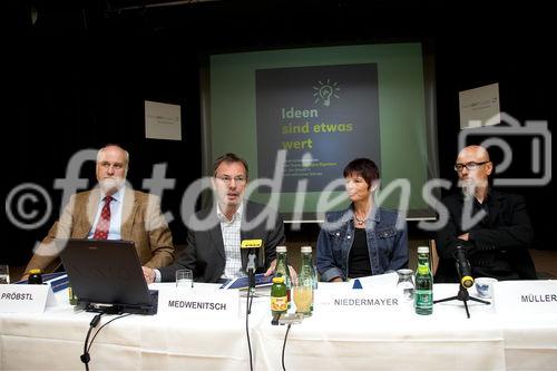 (C) fotodienst/Anna Rauchenberger - Wien - 11.09.2006 - Das Schulprogramm 'Ideen sind etwas wert' will Schülern geistiges Eigentum vermitteln. Mitdabei ist nur auch Filmwirtschaft, ebenso neu ist der Musikwettbewerb für Jugendliche 'Mozartino'. FOTO v.l.: Prof. Heribert Pröbstl (Leiter des pädagogischen Beirats), Franz Medwenitsch (GF des Verbands der österreichischen Musikwirtschaft), Prof. Regina Niedermayer (Lehrerin am Brigittenauer Gymnasium), Werner Müller (GF des Fachverbandes der Audiovisions- und Filmindustrie).