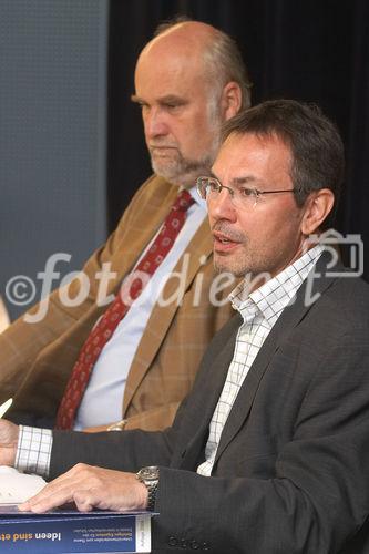 (C) fotodienst/Anna Rauchenberger - Wien - 11.09.2006 - Das Schulprogramm 'Ideen sind etwas wert' will Schülern geistiges Eigentum vermitteln. Mitdabei ist nur auch Filmwirtschaft, ebenso neu ist der Musikwettbewerb für Jugendliche 'Mozartino'. FOTO v.l.: Prof. Heribert Pröbstl (Leiter des pädagogischen Beirats), Franz Medwenitsch (GF des Verbands der österreichischen Musikwirtschaft).