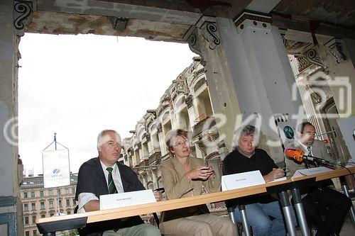 (C) fotodienst/Anna Rauchenberger - Wien 22.08.2006 - Restaurierung des Denkmals 'Sophiensaal' durch die ARWAG. FOTO v.l.: DI Dr. Bruno Maldoner (Landeskonservatorat für Wien, zuständig für das 19. und 20. Jahrhundert), Hofrätin Dr. Barbara Neubauer (Leiterin des Landeskonservatorat für Wien), Mag. Gerald Hollnbuchner (akad. Bildhauer und Restaurator), Kommerzialrat Mag. Franz W. Hauberl (Generaldirektor ARWAG Holding-AG).