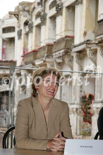 (C) fotodienst/Anna Rauchenberger - Wien 22.08.2006 - Restaurierung des Denkmals 'Sophiensaal' durch die ARWAG. FOTO: Hofrätin Dr. Barbara Neubauer (Leiterin des Landeskonservatorat für Wien).