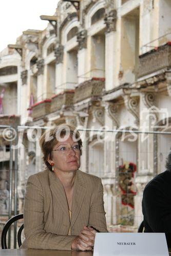 (C) fotodienst/Anna Rauchenberger - Wien 22.08.2006 - Restaurierung des Denkmals 'Sophiensaal' durch die ARWAG. FOTO: Hofrätin Dr. Barbara Neubauer (Leiterin des Landeskonservatorat für Wien).