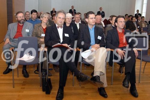 (C)fotodienst/Mag. Daniel Katzinger - Wien 16.11.2006, Durch die Zusammenarbeit von DBConcepts, SEQIS, Oracle und NetApp ist die SOA Technologie-Roadshow entstanden. Technologische Basis ist die Oracle Plattform (Oracle Application Server + Oracle Database = Oracle Technology).
Foto:Teilnehmer