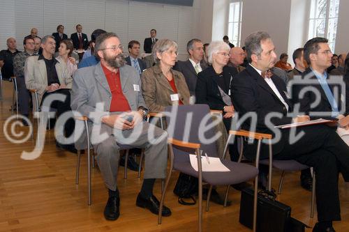 (C)fotodienst/Mag. Daniel Katzinger - Wien 16.11.2006, Durch die Zusammenarbeit von DBConcepts, SEQIS, Oracle und NetApp ist die SOA Technologie-Roadshow entstanden. Technologische Basis ist die Oracle Plattform (Oracle Application Server + Oracle Database = Oracle Technology).
Foto:Teilnehmer