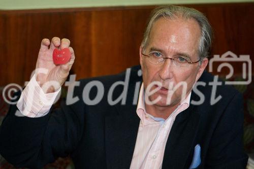 (c) fotodienst/Dan Carabas - Wien 16.07.07 - Der neue PICKMED Schnuller für die Zahngesundheit ihres Kindes - FOTO: Dr. Pick