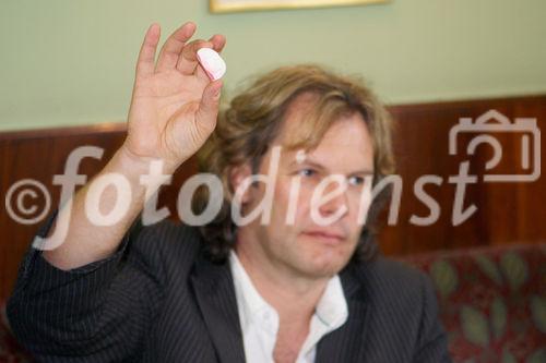 (c) fotodienst/Dan Carabas - Wien 16.07.07 - Der neue PICKMED Schnuller für die Zahngesundheit ihres Kindes - FOTO: Walter Edinger