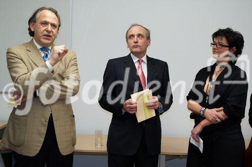 (c) fotodienst/Dan Carabas - Wien 31.03.06 - Kunst gegen Krebs - abcsg.gallery wird eröffnet FOTO: v.li. Univ.-Prof. Dr. Zielinski, Univ.-Prof. Dr. Jakesz, Gabi Kaltenböck