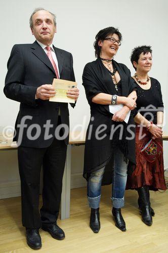 (c) fotodienst/Dan Carabas - Wien 31.03.06 - Kunst gegen Krebs - abcsg.gallery wird eröffnet FOTO: v.li.: Univ.-Prof. Dr. Jakesz, Gabi Kaltenböck, Inge Lasser