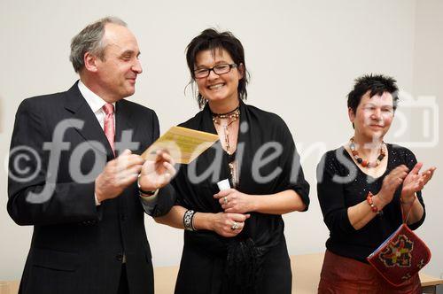 (c) fotodienst/Dan Carabas - Wien 31.03.06 - Kunst gegen Krebs - abcsg.gallery wird eröffnet FOTO: v.li.: Univ.-Prof. Dr. Jakesz, Gabi Kaltenböck, Inge Lasser