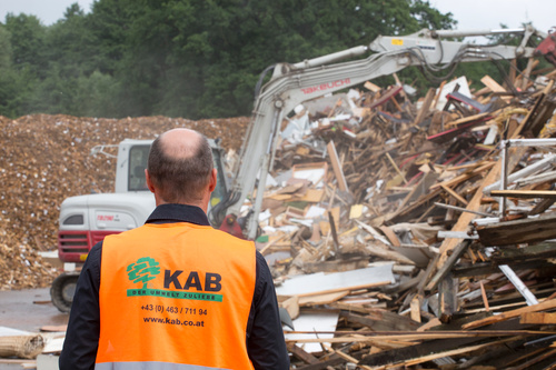 Im Rahmen der 1-tägigen Exkursion wurde der Altholzrecyclingprozess von der Sammlung über die Sortierung bis hin zum Recyclingprodukt veranschaulicht.
