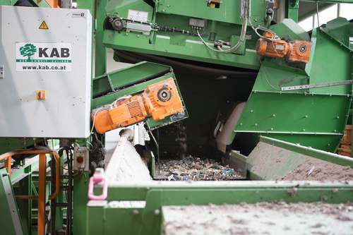 Im Rahmen der 1-tägigen Exkursion wurde der Altholzrecyclingprozess von der Sammlung über die Sortierung bis hin zum Recyclingprodukt veranschaulicht.