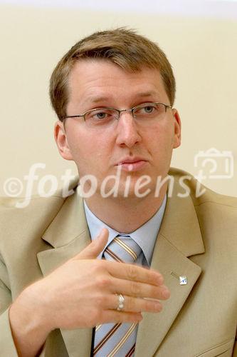 (C) fotodienst/Anna Rauchenberger - Wien 13.09.2006 - Studienpräsentation 'Österreichs börsenotierte Unternehmen in 
Zahlen'.  FOTO: Dr. Herwig Schneider (Geschäftsführer, Industriewissenschaftliches Institut)