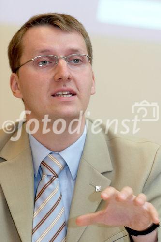 (C) fotodienst/Anna Rauchenberger - Wien 13.09.2006 - Studienpräsentation 'Österreichs börsenotierte Unternehmen in 
Zahlen'.  FOTO: Dr. Herwig Schneider (Geschäftsführer, Industriewissenschaftliches Institut)