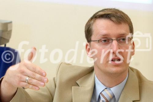 (C) fotodienst/Anna Rauchenberger - Wien 13.09.2006 - Studienpräsentation 'Österreichs börsenotierte Unternehmen in 
Zahlen'.  FOTO: Dr. Herwig Schneider (Geschäftsführer, Industriewissenschaftliches Institut)