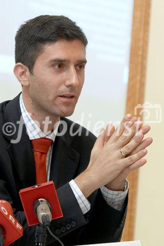 (C) fotodienst/Anna Rauchenberger - Wien (C) fotodienst/Anna Rauchenberger - Wien 13.09.2006 - Studienpräsentation 'Österreichs börsenotierte Unternehmen in Zahlen'.  FOTO: Mag. Markus Fichtinger (Geschäftsführer, Aktienforum).

