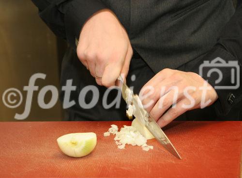 (C) Fotodienst/Anna Rauchenberger - 28.9.2007 - Wien - Fünf der berühmtesten Sterneköche der Welt werden fünf Kontinente in Form eines 10-gängigen Menüs kulinarisch in Szene setzen. Foto: Zwiebelschneidwettbewerb unter den Starköchen