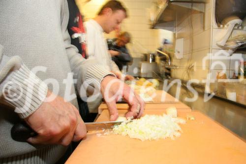 (C) Fotodienst/Anna Rauchenberger - 28.9.2007 - Wien - Fünf der berühmtesten Sterneköche der Welt werden fünf Kontinente in Form eines 10-gängigen Menüs kulinarisch in Szene setzen. Foto: Zwiebelschneidwettbewerb unter den Starköchen