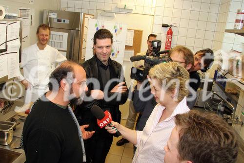 (C) Fotodienst/Anna Rauchenberger - 28.9.2007 - Wien - Fünf der berühmtesten Sterneköche der Welt werden fünf Kontinente in Form eines 10-gängigen Menüs kulinarisch in Szene setzen. Foto: Gianluigi Bonelli (Chefkoch im exklusiven Kee Club in Hongkong, Mitte hinten und Greg Malouf (3-Sterne-Koch im berühmten 'Mo Mo' in Melbourne, links) mit seinen Kollegen und Medienvertretern in der Küche des Hotel Triest nach dem 'Zwiebelschneidwettbewerb'