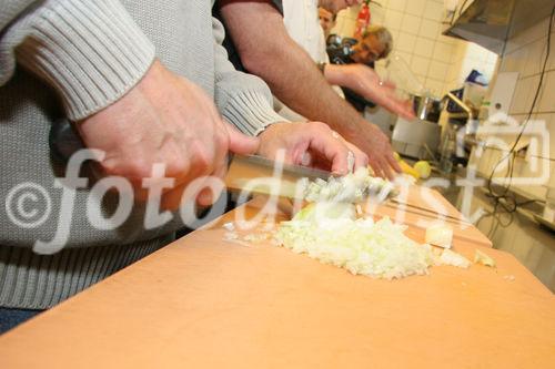 (C) Fotodienst/Anna Rauchenberger - 28.9.2007 - Wien - Fünf der berühmtesten Sterneköche der Welt werden fünf Kontinente in Form eines 10-gängigen Menüs kulinarisch in Szene setzen. Foto: Zwiebelschneidwettbewerb der Starköche